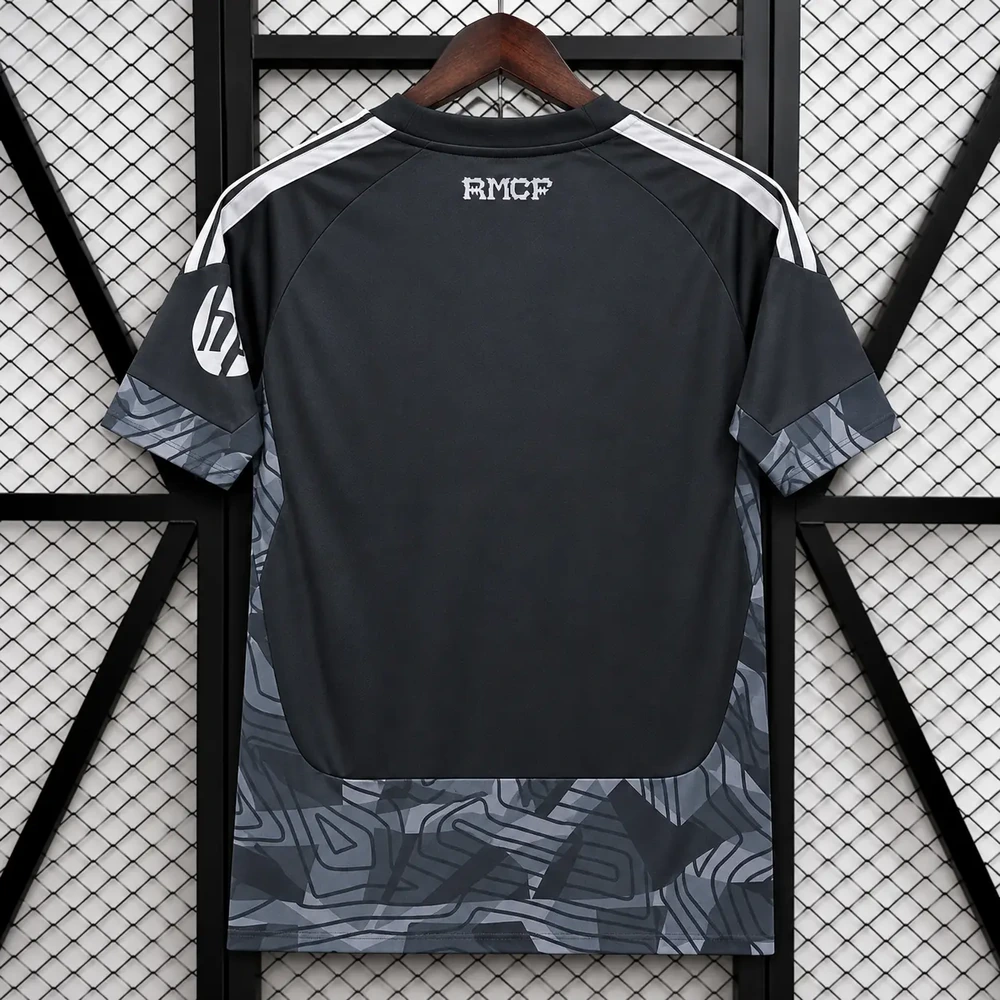 Real Madrid 2026/27 Equipación Portero - Versión Fan Dorsal